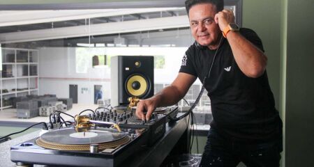 Eltom tem mais de 30 anos de carreira como DJ e é referência quando o tema é flashback