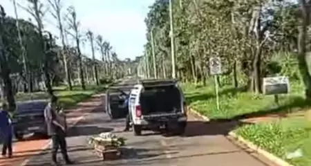 Apesar do acidente, o caixão não parece ter sofrido danos