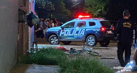 Suspeitos chegaram em uma motocicleta e atiraram várias vezes contra Thiago Leite Neves