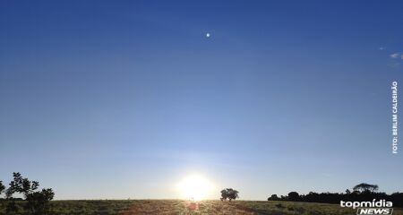 São previstas temperaturas máximas entre 35°C e  37°C e baixos valores de umidade relativa do ar entre 20 a 40%