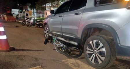Bicicleta da vítima foi parar embaixo do veículo