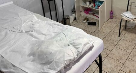 No local da prisão, foram encontrados agulhas, ácidos e Lipostabil