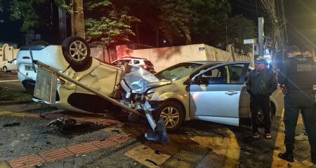 Motorista foi socorrido por uma equipe do Corpo de Bombeiros