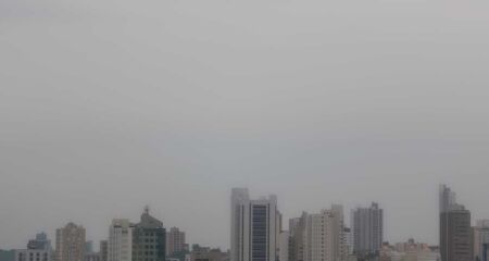 Segundo a meteorologia, podem ocorrer pancadas de chuvas e tempestades acompanhadas de raios e rajadas de vento