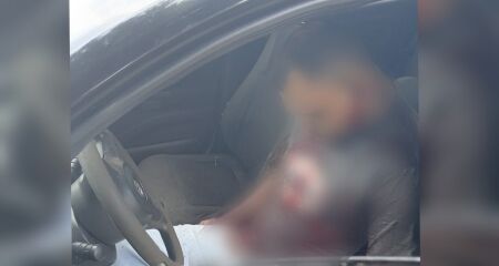 Vítima foi atingida dentro de um veículo