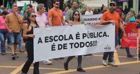 Protesto reúne centenas de professores em frente a Praça do Rádio