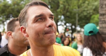 Flávio Bolsonaro disse que ideia da seleção brasileira adotar um uniforme vermelho na Copa do Mundo precisa ser "repudiada veementemente"