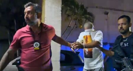 A Polícia Civil descobriu que a criança já havia sido obrigada a ingerir fezes e frequentemente era trancada sozinha em banheiros