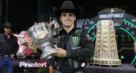 Natural de Ribas do Rio Pardo, ele brilhou no Texas e venceu o PBR World Finals após arrancada histórica