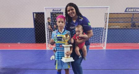 Douglas Henrique joga bola há 3 anos e vai participar do DaniCup Brasil; mãe solo luta para custear despesas da viagem