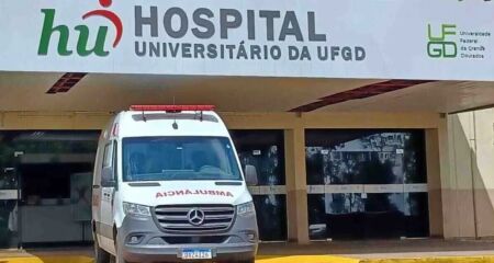 Vítima seguia para o trabalho quando bateu sua motocicleta contra um carro que estava estacionado 