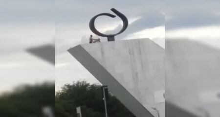 Sem pudor e seminus, o homem e a mulher aproveitaram a transa e a paisagem com vista livre para o Supremo Tribunal Federal (STF)