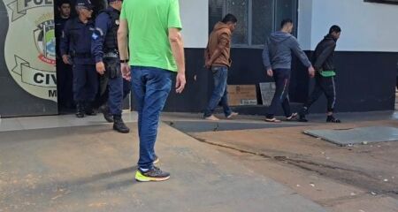 Quatro dos seis presos que fugiram no último domingo (11) foram capturados e dois continuam foragidos