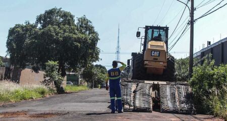 Tapamento de buracos com brita gerou questionamentos; segundo prefeitura, medida foi emergencial devido às chuvas intensas e garante mais segurança aos motoristas