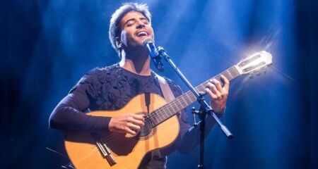 Cantor sobe ao palco no dia 22 de maio; ingressos são limitados