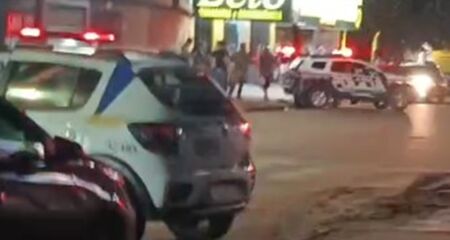 Vítima foi atingida por múltiplos disparos e socorrida em estado grave; policial civil trocou tiros com suspeitos, que fugiram após o crime