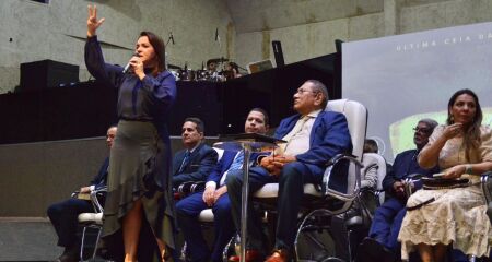 Adriane nomeou dezenas de pastores da própria igreja 