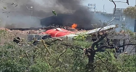 A aeronave, um Boeing 787-8 Dreamliner, caiu logo após a decolagem do aeroporto de Ahmedabad, na povoada área densa de Meghani