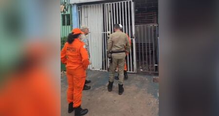 Homem ficou preso e foi resgatado pelos bombeiros, que precisaram cortar grade para o socorro
