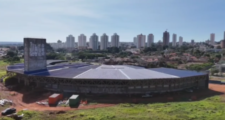 Obra está há mais de três décadas parada e, mesmo após nova licitação, segue sem avanço concreto