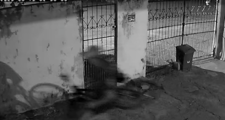Câmeras flagraram ação do suspeito, que invadiu imóvel e levou bicicleta e cartões de crédito