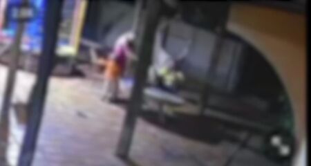 Criança correu para abraçar a mãe