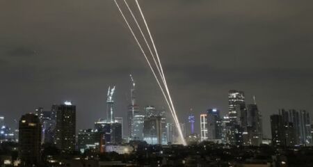 O governo do Irã prepara mísseis e pode atacar instalações norte-americanas no Oriente Médio caso os EUA apoiem ofensiva israelense