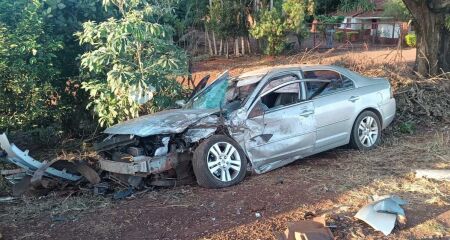Veúculo ficou com a frente toda destruida 