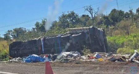 Motorista sofreu ferimentos leves e foi socorrido no local