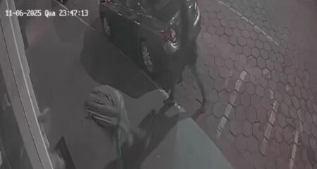 Câmera de monitoramento registrou a ação criminosa. Polícia tenta localizar os suspeitos