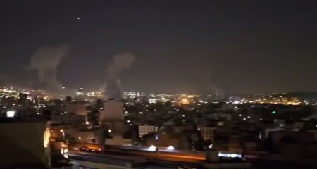 Depois do bombardeio desta quinta, Israel decretou estado de emergência e fechou o espaço aéreo. País espera por contra-ataque iraniano
