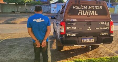 Na casa, os policiais apreenderam duas espingardas e e munições