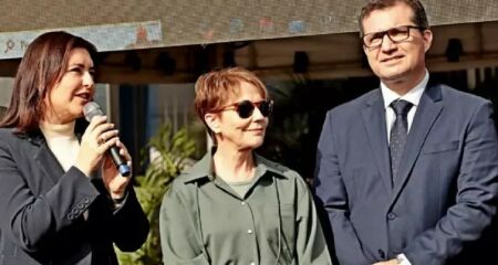 Durante as vaias, Tebet estava ao lado da senadora Tereza Cristina e do prefeito da cidade, Cassiano Maia