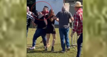No vídeo, vários homens cercam o analista de sistemas Douglas Filipe Parisio Lima, 41 anos. Ele levou, ao menos, três socos no rosto