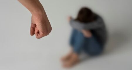 Após a negativa, ele a seguiu até o banheiro e desferiu vários socos e chutes em seu rosto e cabeça, deixando-a completamente desfigurada