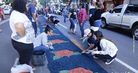 Tradicional tapete de Corpus Christi é preparado no Centro e vias terão bloqueios temporários para procissão