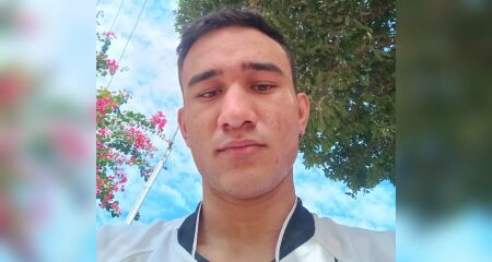 Desde novembro de 2023, Andrey, de 19 anos, depende da solidariedade para manter tratamento