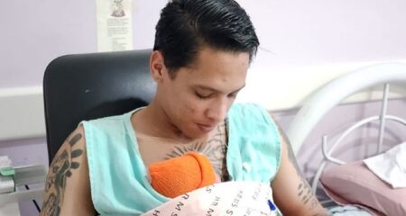 A técnica consiste no contato pele a pele entre o bebê apenas de fralda