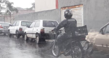 Leve um guarda-chuva e casaco se for sair de casa neste fim de semana