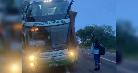 Ônibus foi atingido pela peça do caminhão