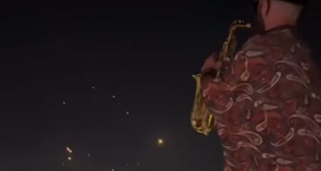 Saxofonista árabe se apresentava em festa no Líbano quando as bombas cruzaram o céu: "Quis trazer algo de bom", disse