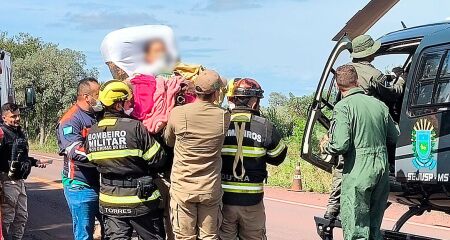 Criança sendo resgatada de helicóptero