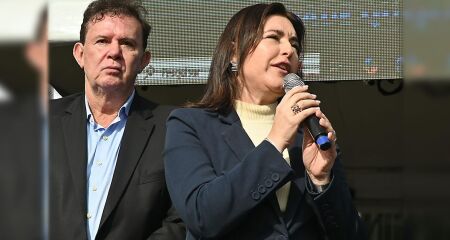 Durante as vaias, Tebet estava ao lado da senadora Tereza Cristina e do prefeito da cidade, Cassiano Maia