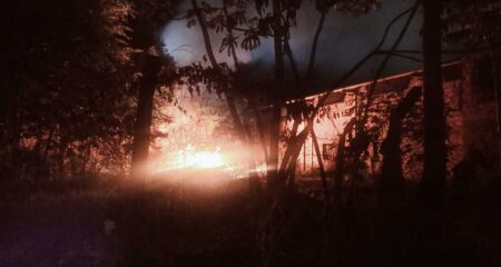 Fogo acordou vizinhos, que tentaram conter as chamas antes da chegada dos bombeiros