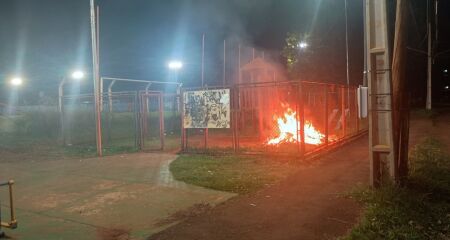 Uma casa de bonecas foi incendiada durante a noite de ontem