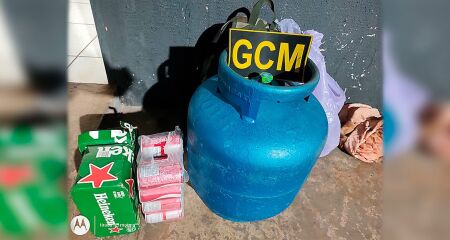 Eles foram presos pela GCM enquanto saiam do imóvel levando um botijão de gás e diversas latas de cerveja e refrigerante