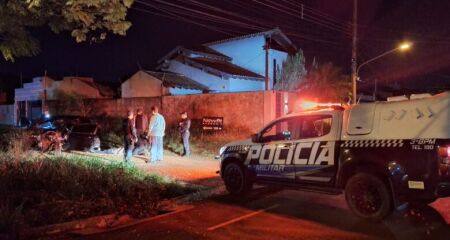 Com o impacto, o motorista foi arremessado do carro; ele foi socorrido e encaminhado ao hospital