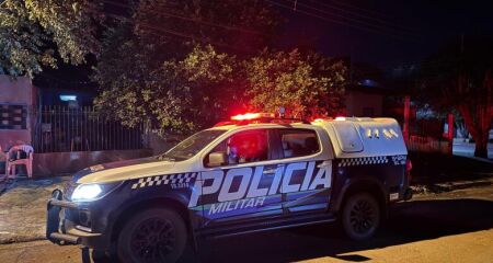 Vítima foi encontrada morta pela filha; autor fugiu a pé e segue foragido