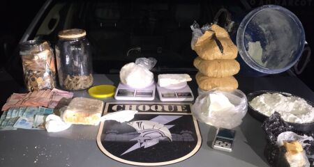 Além da casa, os policiais também encontraram drogas no veículo do traficante 