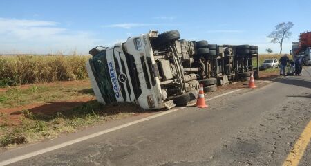 Motorista foi socorrido por populares e levado ao hospital; veículo seguia de Nova Andradina para o Porto de Paranaguá